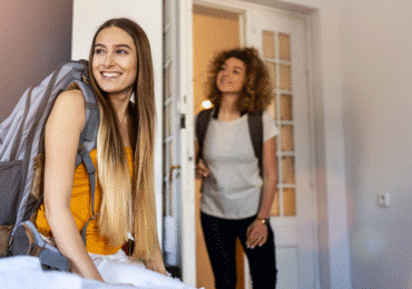 Jeunes femmes dans une auberge de jeunesse