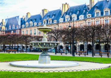 Place des Vosges quartier du Marais Paris